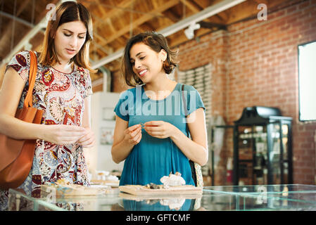 Zwei junge Frauen in einem Blick auf Schmuck shop Stockfoto