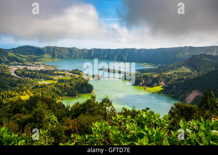 Landschaft der vulkanischen Krater See von Sete Citades in Sao Miguel Insel der Azoren, Portugal Stockfoto