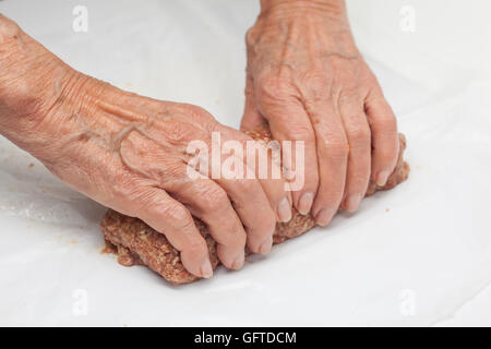 Gestalten ein rohes Ei und Gemüse gefüllte Hackbraten Stockfoto