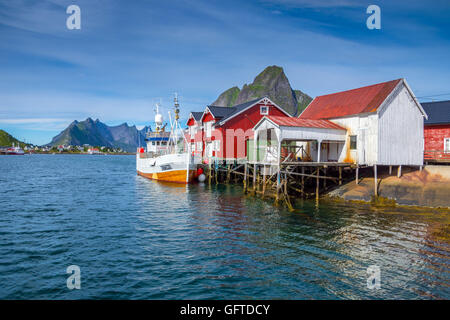 Dorsch-Boote, Rorbu Fishermens Hütten, Reine, Lofoten Inseln, Norwegen Stockfoto