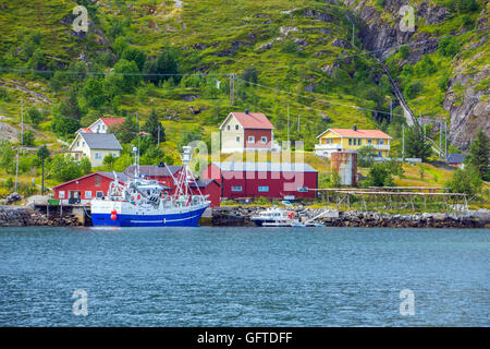 Dorsch-Boote, Rorbu Fishermens Hütten, Reine, Lofoten Inseln, Norwegen Stockfoto