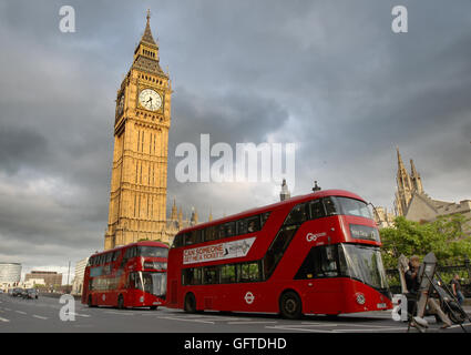 Ein roter Londoner Bus fährt über Westminster Bridge mit dem House of Parliament und Big Ben (Elizabeth Tower) in der Ansicht Stockfoto