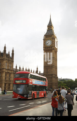 Ein roter Londoner Bus fährt über Westminster Bridge mit dem House of Parliament und Big Ben (Elizabeth Tower) in der Ansicht Stockfoto