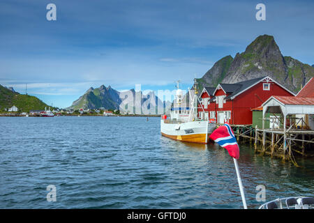 Dorsch-Boote, Rorbu Fishermens Hütten, Reine, Lofoten Inseln, Norwegen Stockfoto