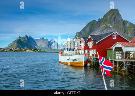 Dorsch-Boote, Rorbu Fishermens Hütten, Reine, Lofoten Inseln, Norwegen Stockfoto