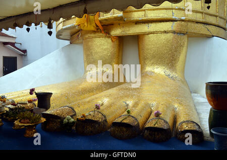 Füße eines sehr großen Buddha-Statuts in Asien Stockfoto