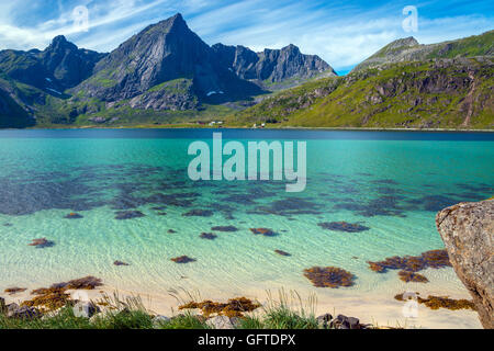 Strand und Berge in der Nähe von Ramberg, Lofoten Norwegen Stockfoto