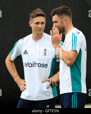 Chris Woakes (links) und James Anderson während der Netze-Sitzung bei Edgbaston, Birmingham in England. Stockfoto