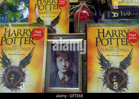 Harry Potter & das verfluchte Kind von J. K. Rowling in London Buchladen Fenster Stockfoto