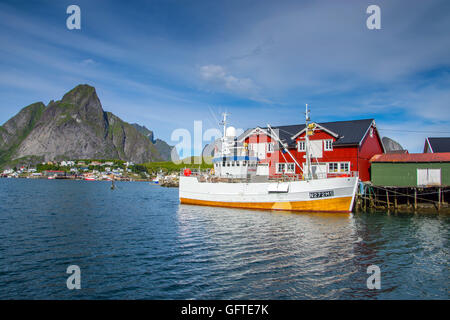 Dorsch-Boote, Rorbu Fishermens Hütten, Reine, Lofoten Inseln, Norwegen Stockfoto