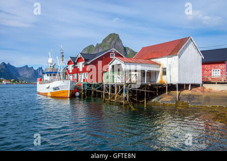 Dorsch-Boote, Rorbu Fishermens Hütten, Reine, Lofoten Inseln, Norwegen Stockfoto