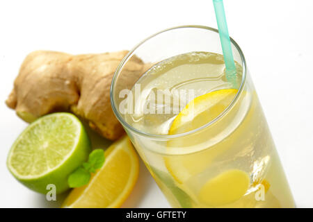 Detail der Glas Ingwer Eistee mit Zitrone und frischem Ingwer Stockfoto
