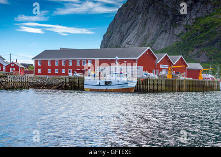 Rot Rorbu und Fischerboot und roten Fischen Gebäude Lofoten-Inseln, Arktis, Norwegen, Skandinavien, Europa Stockfoto