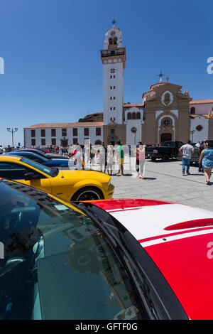 Ford Mustangs geparkt auf dem Platz vor der Basilika in Candelaria, amerikanisches Auto treffen, Teneriffa, Kanarische Inseln, Spanien Stockfoto