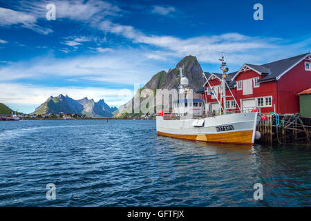 Dorsch-Boote, Rorbu Fishermens Hütten, Reine, Lofoten Inseln, Norwegen Stockfoto