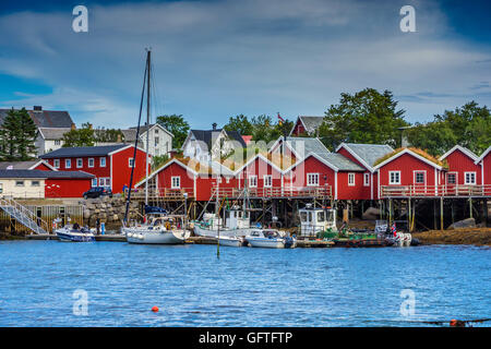 Rotes Rorbu, Reine, Lofoten Inseln, Arktis, Norwegen, Skandinavien, Europa Stockfoto