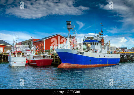 Dorsch-Boote, Rorbu Fishermens Hütten, Reine, Lofoten Inseln, Norwegen Stockfoto