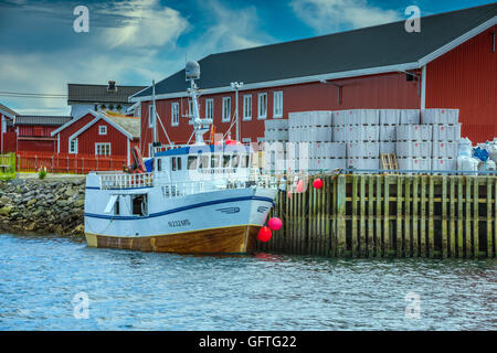 Dorsch-Boote, Rorbu Fishermens Hütten, Reine, Lofoten Inseln, Norwegen Stockfoto