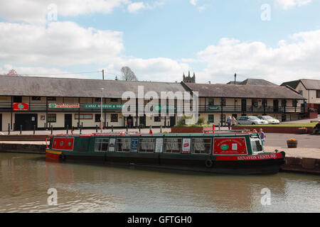 Die "Kenavon Venture" Narrowboat vertäut am Kai in Devizes neben dem Kennet und Avon Kanal Vertrauen museum Stockfoto