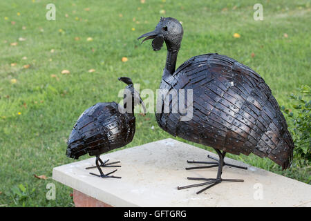 Metall Perlhühner Skulpturen Weldart hergestellt aus recyceltem Altmetall in Simbabwe Afrika Stockfoto