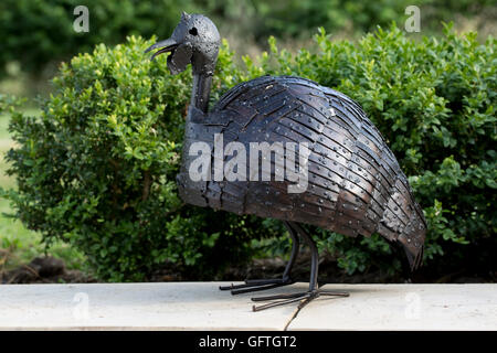 Metall Perlhühner Skulpturen Weldart hergestellt aus recyceltem Altmetall in Simbabwe Afrika Stockfoto
