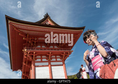 Japanerin im traditionellen Kimono nutzt das Iphone vor (Kiyomizu-Dera) Kiyomizudera Tempel, Kyoto, Japan Stockfoto