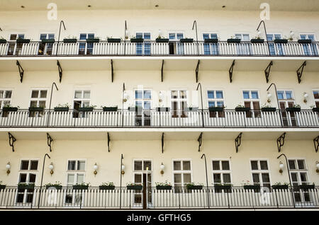 viele Fenster und Reihen mit langen Balkonen Stockfoto