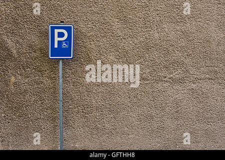 Parkplatz Schild reserviert für Behinderte Stockfoto