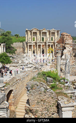 SELCUK, Türkei - 30. April 2012: Unidentified Touristen besuchen griechisch-römischen Ruinen von Ephesus, Türkei Stockfoto