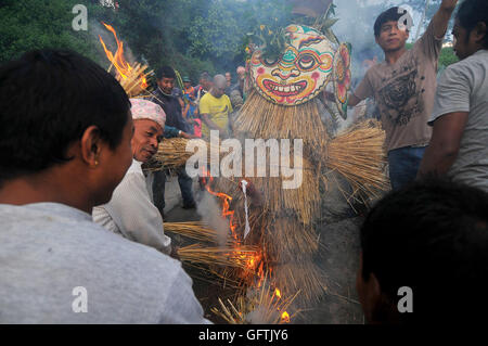 Kathmandu, Nepal. 1. August 2016. Nepalesische Anhänger feiern Sie "Gathemangal" durch das Verbrennen von Bildnis des Dämons Ghanta Karna während Ghanta Karna "Gathemangal" Festival feierte in Bhaktapur, Nepal, 1. August 2016. Ghanta Karna ist ein fest, die Niederlage von den mythischen Dämon Ghanta Karna "Gathemangal". © Narayan Maharjan/Pacific Press/Alamy Live-Nachrichten Stockfoto