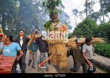 Kathmandu, Nepal. 1. August 2016. Nepalesische Anhänger mit Stroh Bildnis des Dämons Ghanta Karna während Ghanta Karna "Gathemangal" Festival. Ghanta Karna ist ein fest, die Niederlage von den mythischen Dämon Ghanta Karna "Gathemangal". © Narayan Maharjan/Pacific Press/Alamy Live-Nachrichten Stockfoto