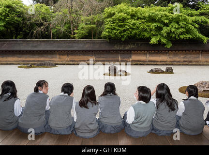 Schulmädchen im Zen rock Garden, Ryoanji (Ryōan-Ji) Tempel, Kyoto, Japan Stockfoto