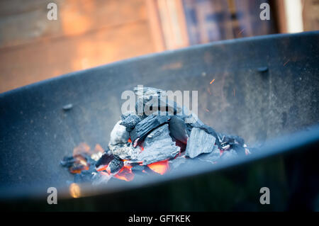 Nahaufnahme von Kohlen brennen im Barbecue-Grill Stockfoto