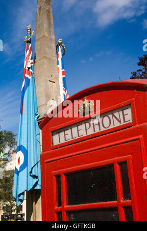 Großbritannien, England, Northamptonshire, Northampton, Kriegerdenkmal und K6 rote Telefonzelle Stockfoto