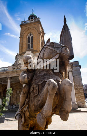 Großbritannien, England, Northamptonshire, Northampton, George Reihe, All Saints Church geschnitzt Ritter zu Pferd Stockfoto