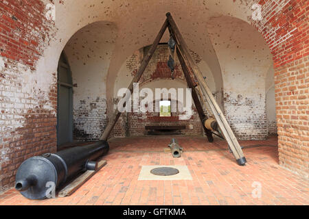 Flaschenzug zum Heben von Kanonen auf Fort Pulaski, Cockspur Island, Georgia verwendet.  Kanonen sitzen auf dem Boden, die darauf warten, gehoben werden Stockfoto