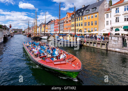 Ausflugsschiff, Nyhavn Kanal, Kopenhagen, Dänemark Stockfoto
