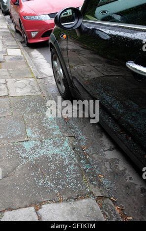 Glasscherben auf dem Gehweg Bürgersteig neben ein Auto, das eingebrochen worden. 1. August 2016 Stockfoto