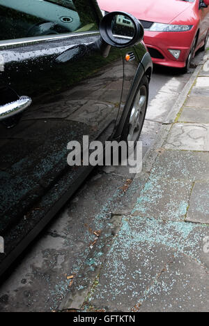 Glasscherben auf dem Gehweg Bürgersteig neben ein Auto, das eingebrochen worden. 1. August 2016 Stockfoto