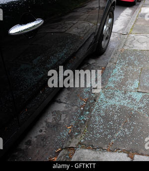 Glasscherben auf dem Gehweg Bürgersteig neben ein Auto, das eingebrochen worden. 1. August 2016 Stockfoto