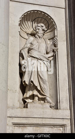 Statue des Hl. Paulus mit Buch und Schwert, von der Fassade der Kirche Santa Maria Assunta Jesuiten in Venedig (18. Jahrhundert) Stockfoto