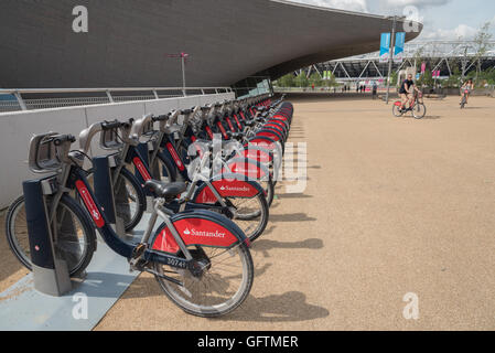 Santander gesponsert Fahrräder mieten um die Queen Elizabeth Olympic Park, Stratford, London, UK. Stockfoto