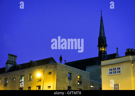 Broad Street in Oxford mit Antony Gormley Skulptur am Dach des Exeter College Stockfoto