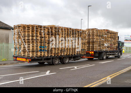 LKW und Anhänger mit Laden von Holz Industriepaletten, Liverpool, Merseyside, Großbritannien Stockfoto