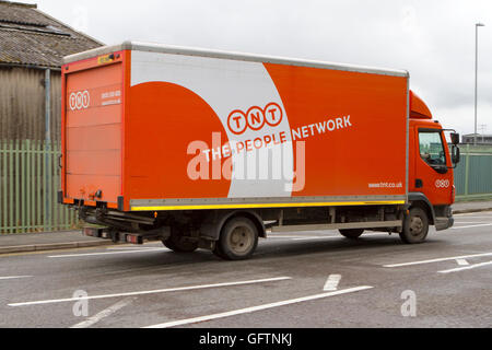 TNT-Lieferfahrzeug gesehen in Liverpool, Merseyside, UK Stockfoto