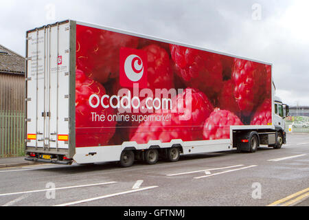 Ocado on-line Supermarkt Lieferladen große Gelenkfahrzeuge, Himbeer-LKW, Liverpool, Merseyside, Großbritannien Stockfoto