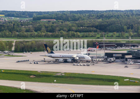 Singapore Airlines Airbus A380 angedockt am Mittelfeld internationaler Flughafen terminal E von Zürich-Kloten. Stockfoto