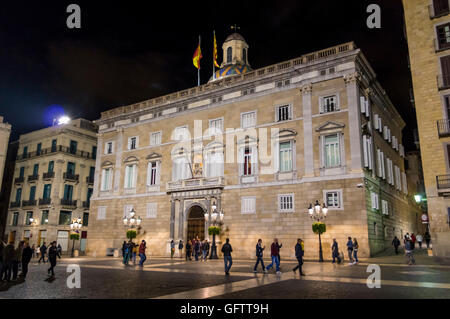 Fassade des Palau De La Generalitat, Sitz der katalanischen Regierung in Barcelona, Spanien, in der Nacht. Stockfoto