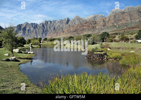 Ein Fischteich für Forellen in Du Toitskloof Pass, Worcester, Western Cape in Südafrika im du Kloof mit Reflexionen von witteberg Berge Stockfoto