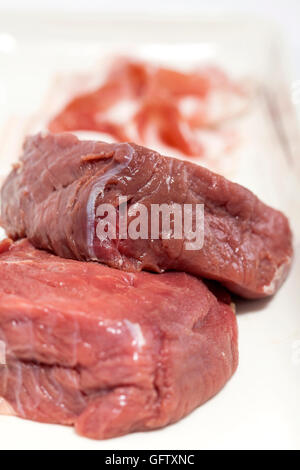 Rohe Medaillons vom Rind Filet und Schweinefleisch Speck Stockfoto